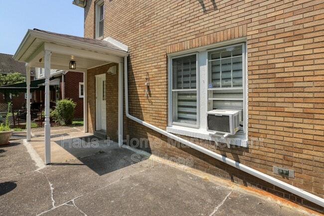 Building Photo - 544 James St
