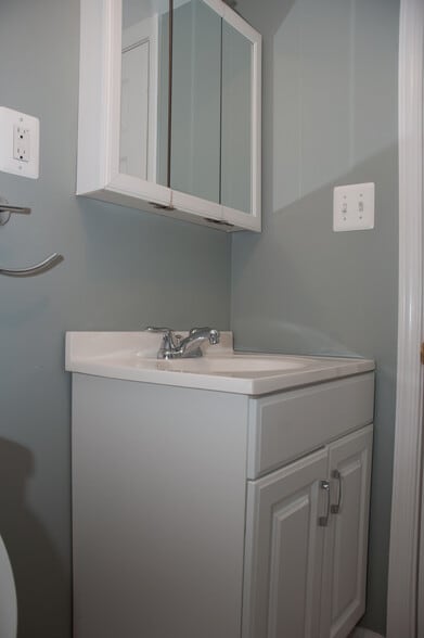 Private Bathroom - 3900 Oglethorpe St