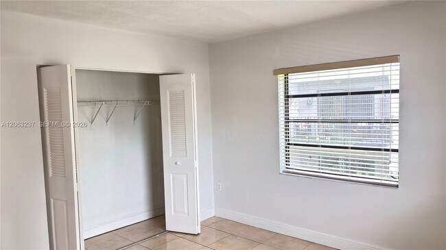 Building Photo - 10421 N Kendall Dr