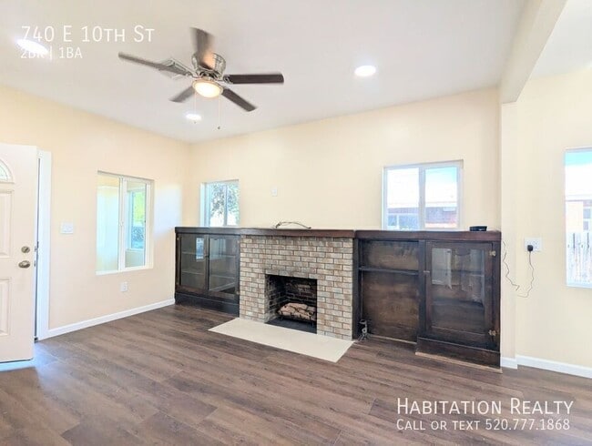 Building Photo - 740 E 10th St