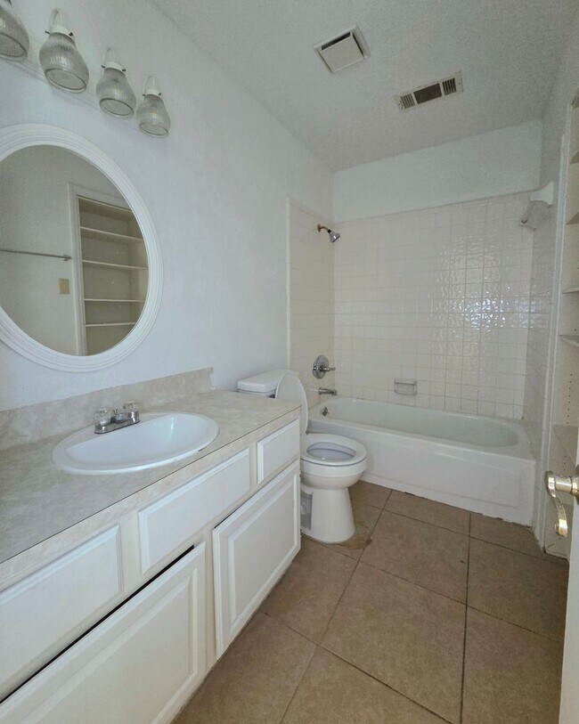 Building Photo - Beautiful 3-bedroom 2-bathroom house
