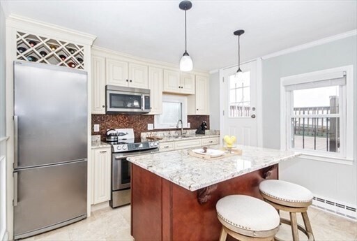 Primary Photo - 370 Bunker Hill St