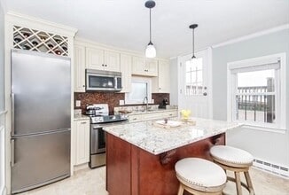 Building Photo - 370 Bunker Hill St