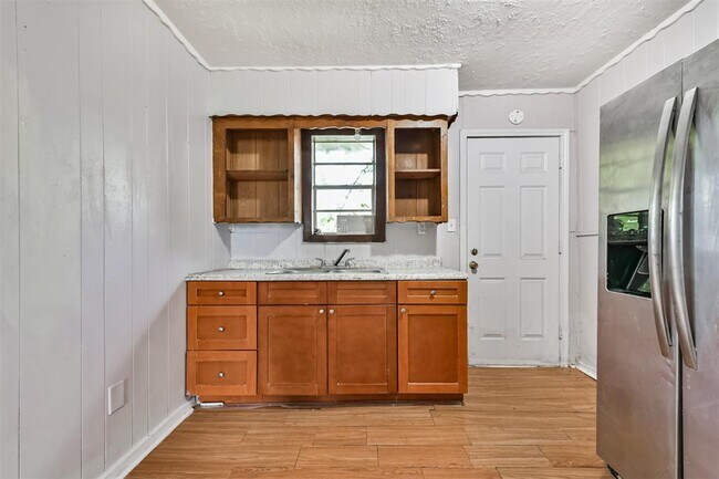 Building Photo - 639 St Charles Dr
