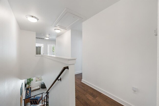 Building Photo - 1128 Gunter St