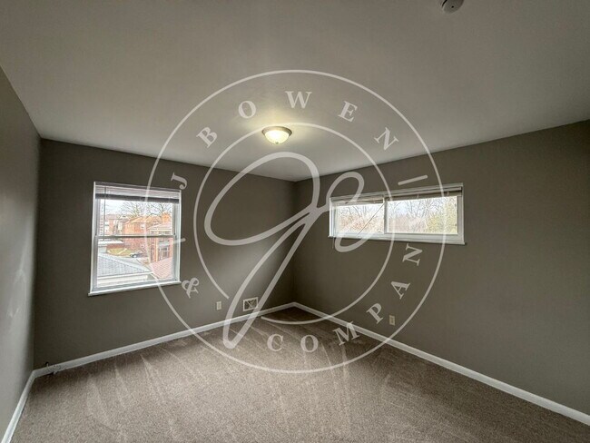 Building Photo - "Spacious 4-Bed Duplex in Toledo