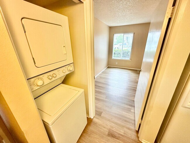 Building Photo - PET FRIENDLY One Bedroom Condo in a Peacef...