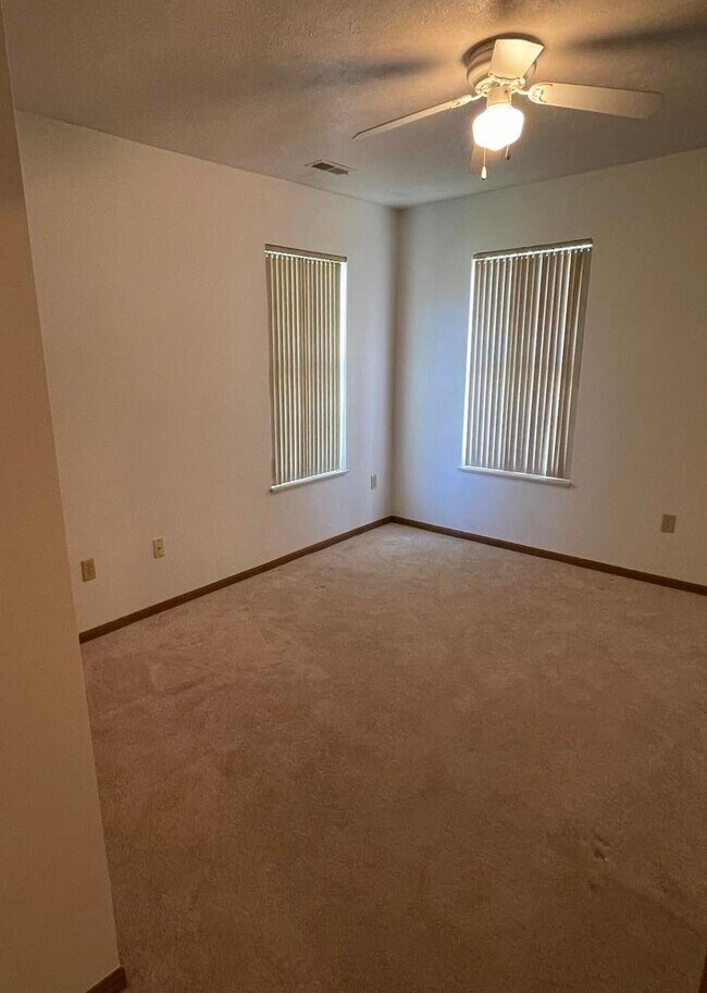 Building Photo - 69 Ashford Dr