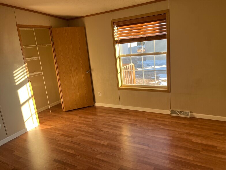 Building Photo - 802 Larch St