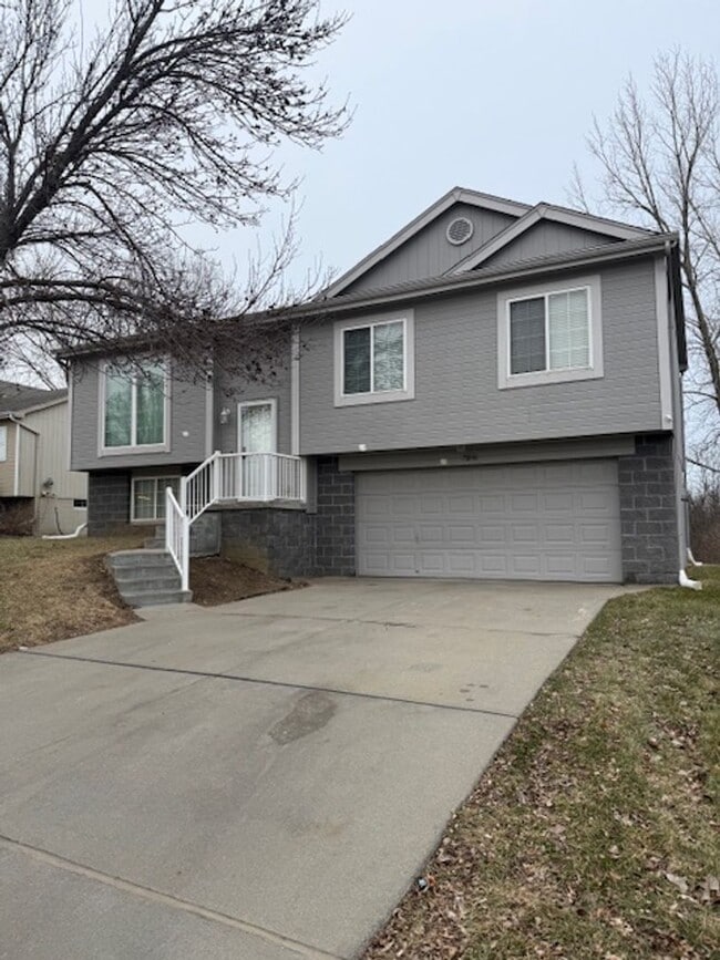 Building Photo - Comfortable & Convenient 3 Bedroom Near Recreation & Trails!!