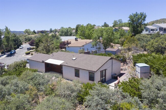 Building Photo - Home in Cliff Rose!