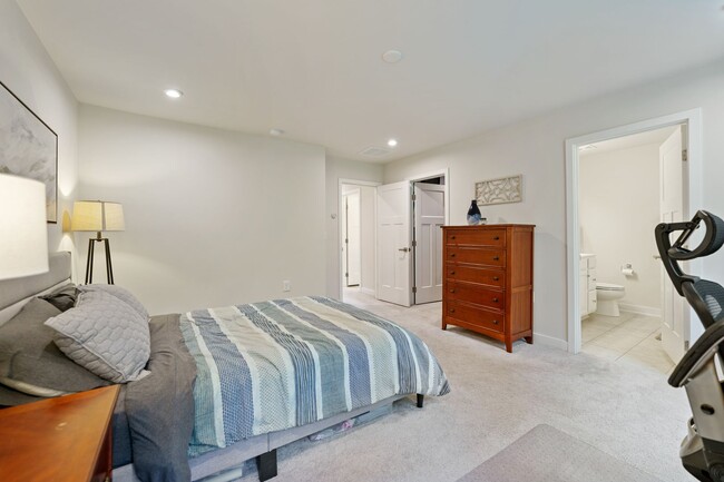 Building Photo - APPLICATIONS PENDING 3be/2.5ba 3-Level Townhouse Key Location Between Durham and Chapel Hill