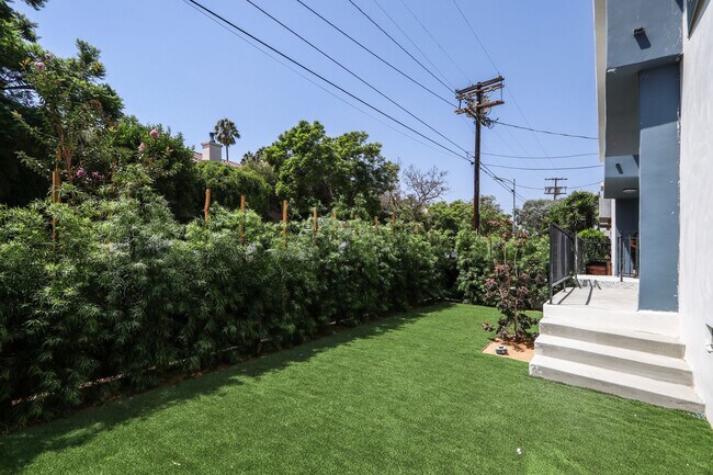 Building Photo - 2136 Colby Ave