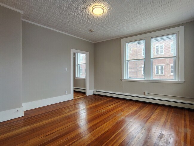Building Photo - 142 Gove St