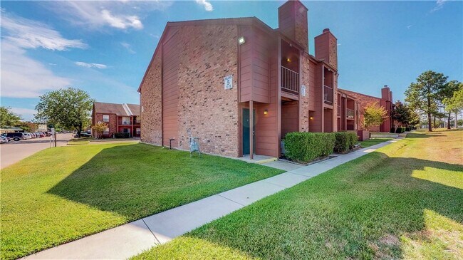 Building Photo - 904 University Oaks Blvd