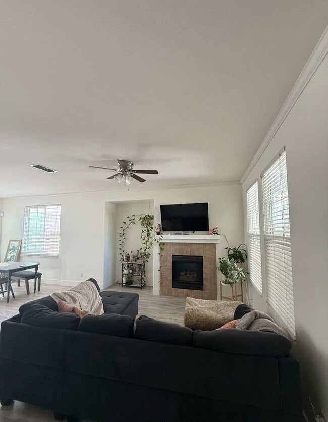 Building Photo - Adorable 3 bedroom 2 bath home