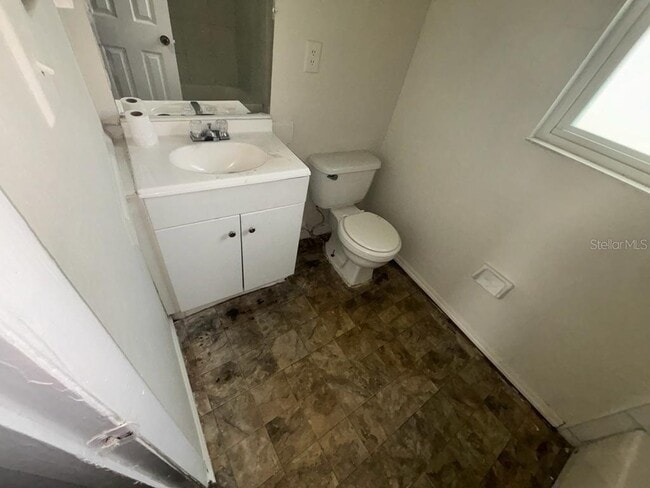 Building Photo - 834 Sky Lake Cir