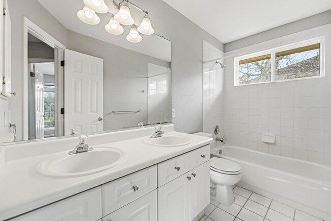 Building Photo - Incredible 4 Bed 4 Bath in Stonegate!