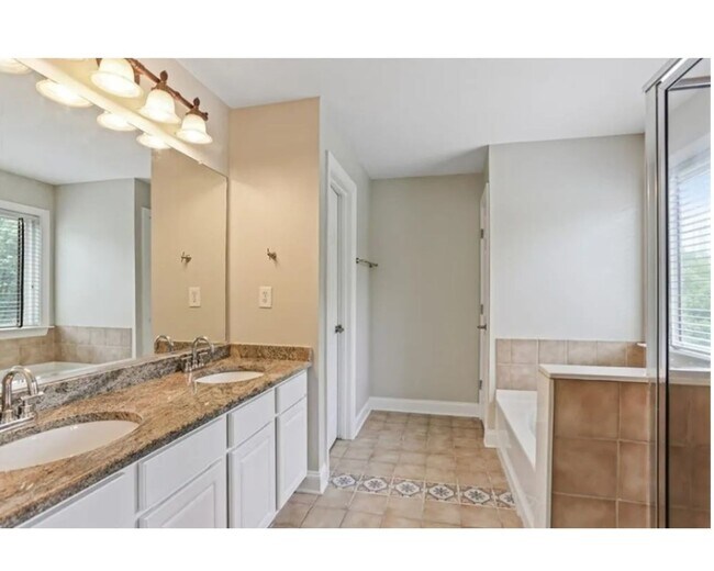 Building Photo - Charming 3BR Townhome in Atlanta