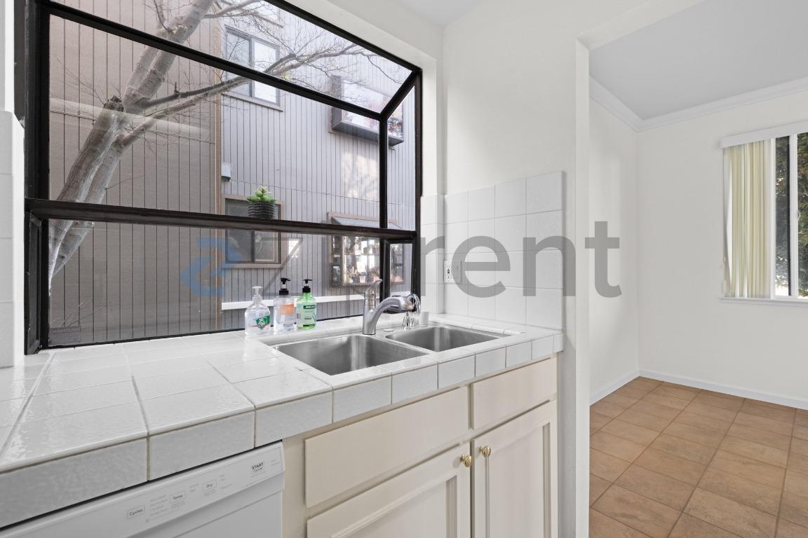 Building Photo - 1387 Crown Dr