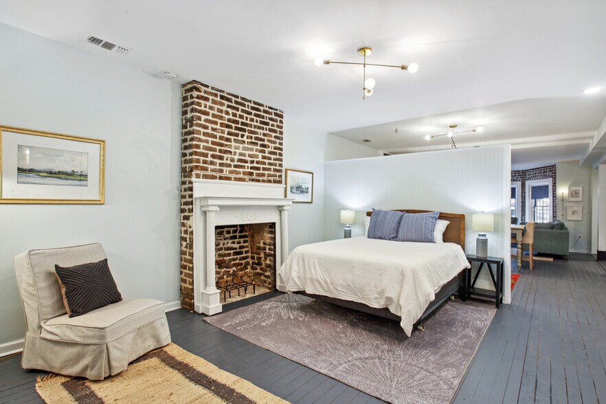 Building Photo - 208B W Hall St