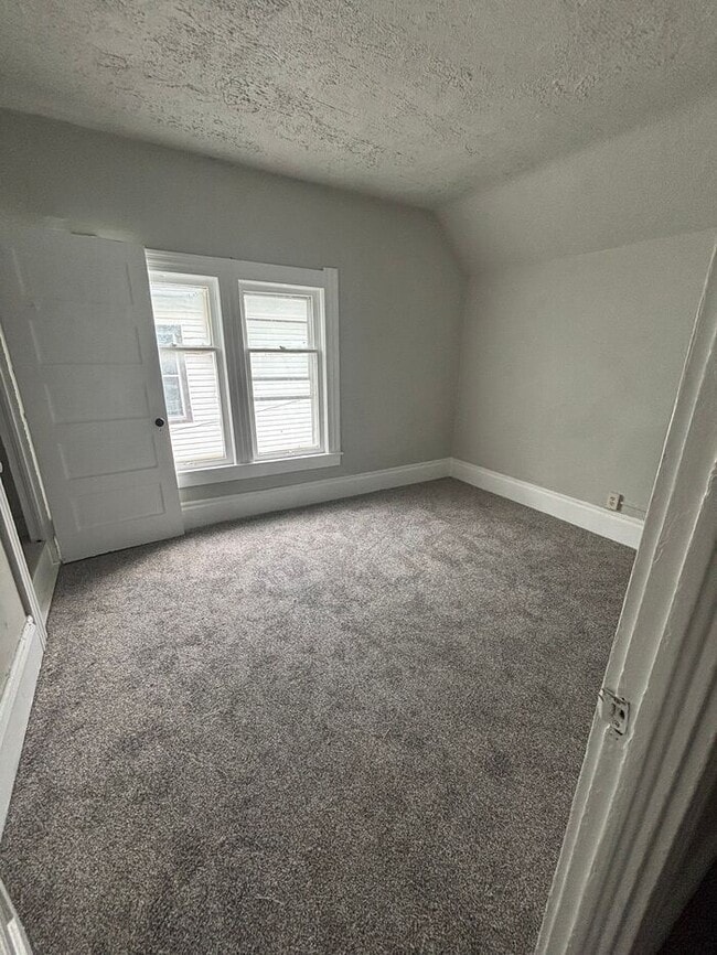 Building Photo - Stunning 4 beds 1 bath in Cleveland!