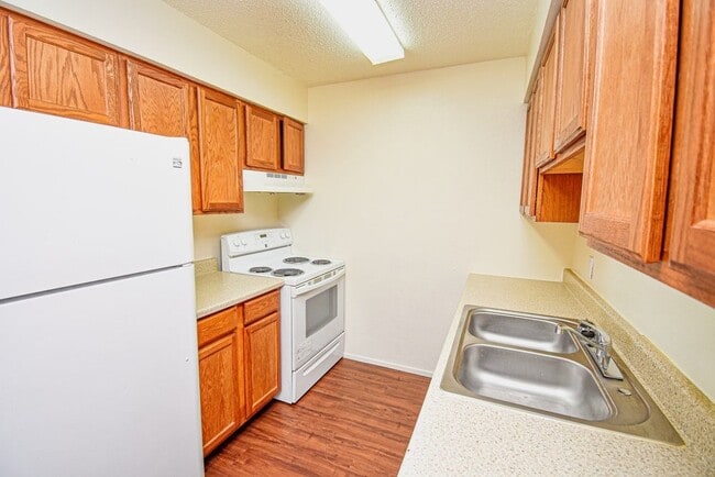 Building Photo - 200 Daniels Dr