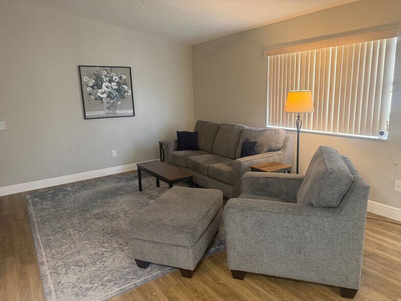 Building Photo - 484 Hildalgo Dr