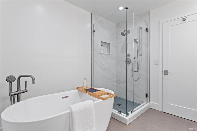 Building Photo - 1409 Havenhurst Dr