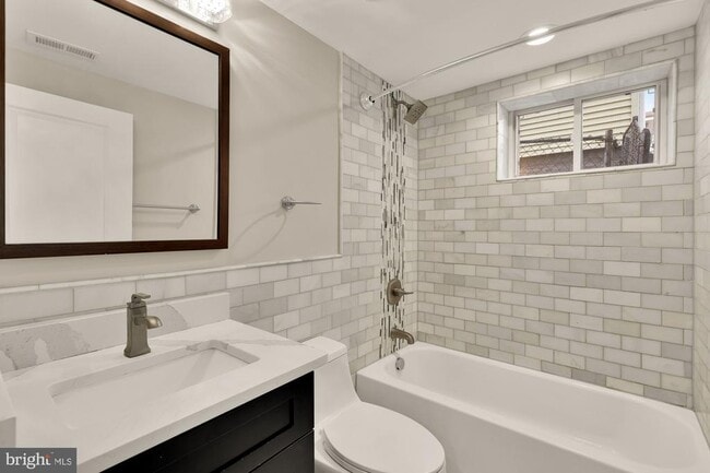 Building Photo - 2228 Kearny St NE