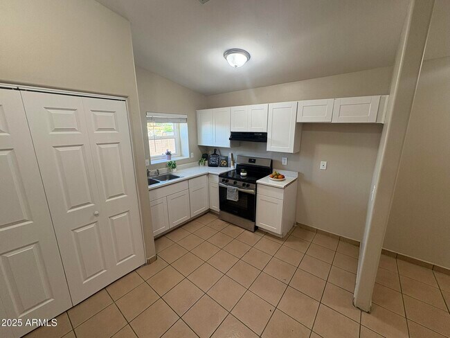 Building Photo - 1062 N 27th St