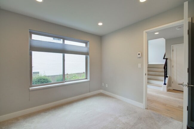 Building Photo - 4Bd/3Ba Bellevue Townhouse