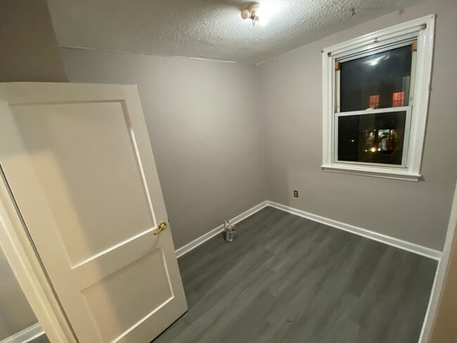 Building Photo - 3 Bedroom and 1 bathroom House