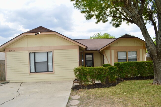 Building Photo - Charming 3 bed 2 bath with a converted gar...