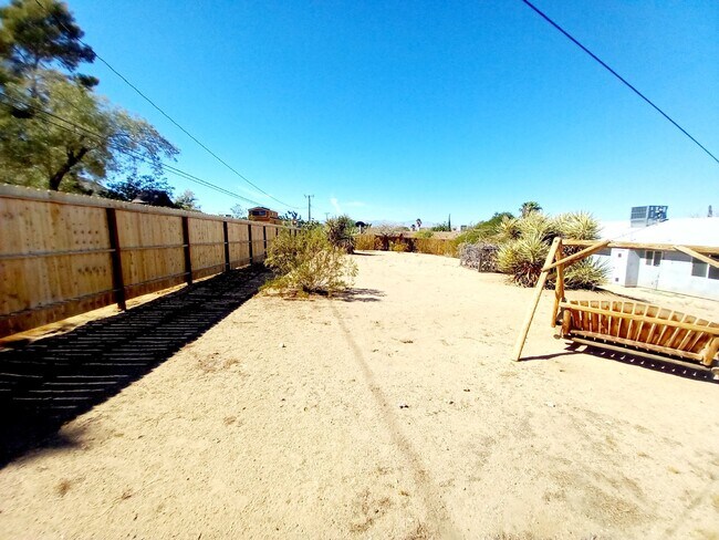 Building Photo - Fantastic Rental Opportunity in South Joshua Tree!