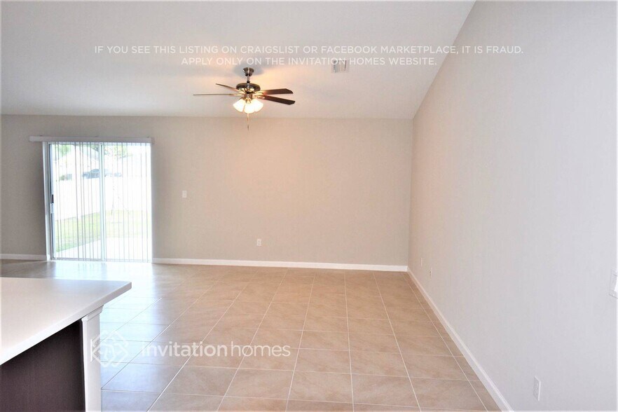 Building Photo - 301 SW Log Dr