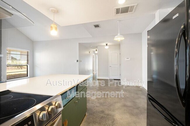 Building Photo - 2025 Monarch Dr