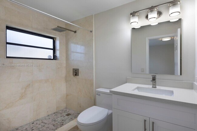 Building Photo - 2733 SW 31st Pl
