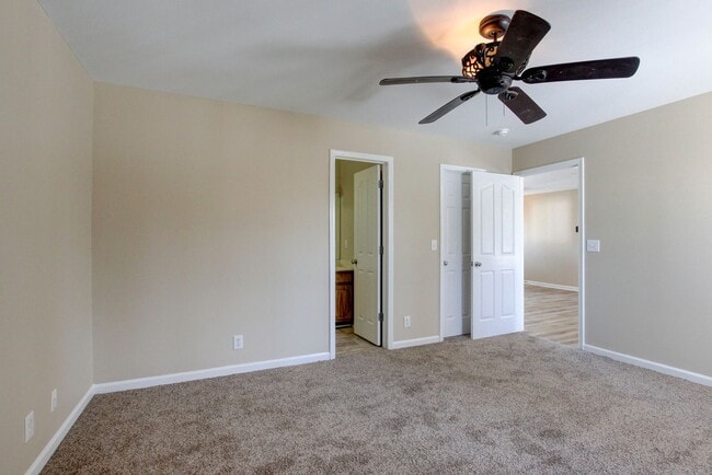 Building Photo - Cozy 3 bd 2 bath in the heart of Clarksville.  Fresh paint and Flooring!