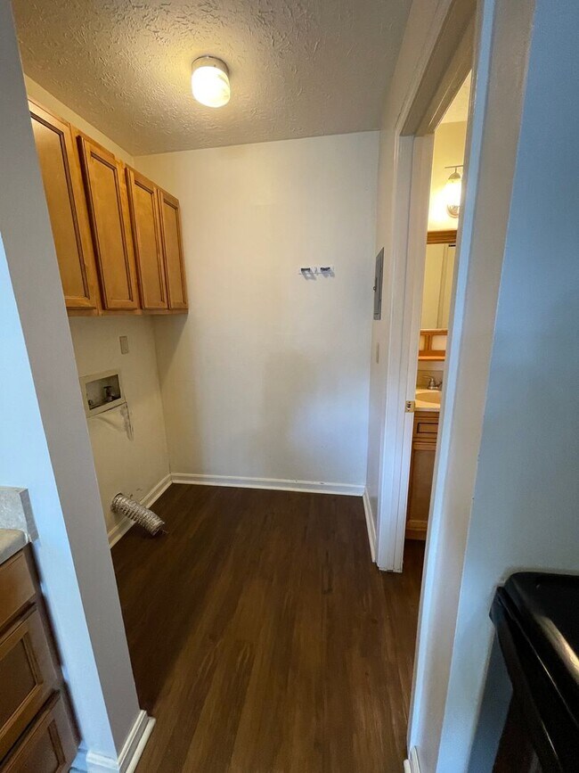 Building Photo - 257 University Dr