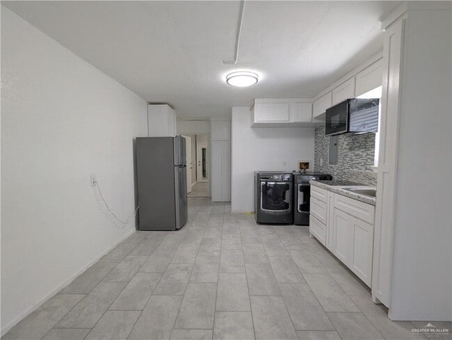 Building Photo - 6 Taylor N Rd