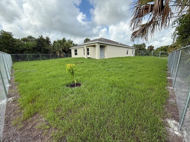 Building Photo - 3051 S Beechwood Cir