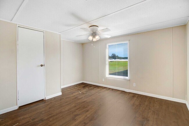 Building Photo - Newly Renovated! 3 Bedroom | 2 Bathroom Mo...