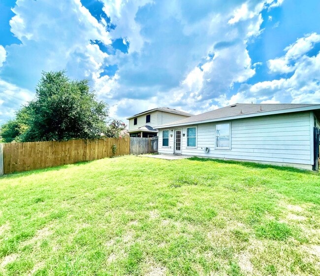 Building Photo - Home near downtown Austin and Airport!
