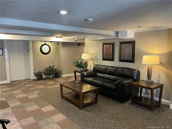 Building Photo - 893 Farmington Ave