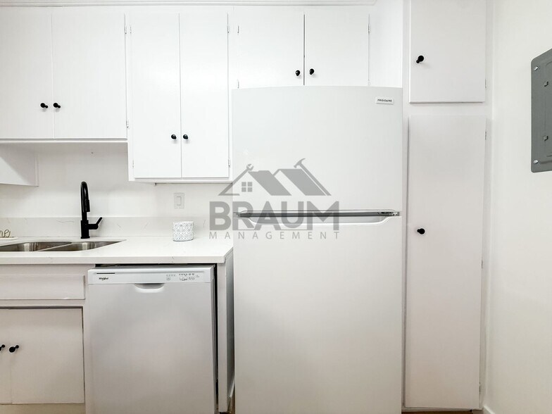 Building Photo - 6041 Whitsett Ave