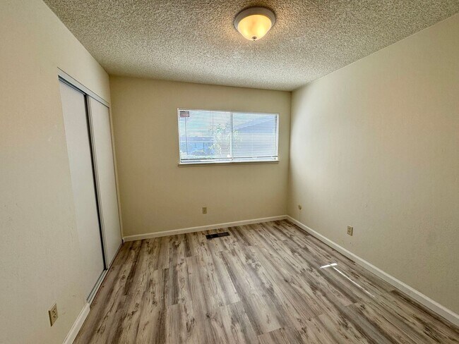 Building Photo - Newly Renovated Home Located in Seaside!