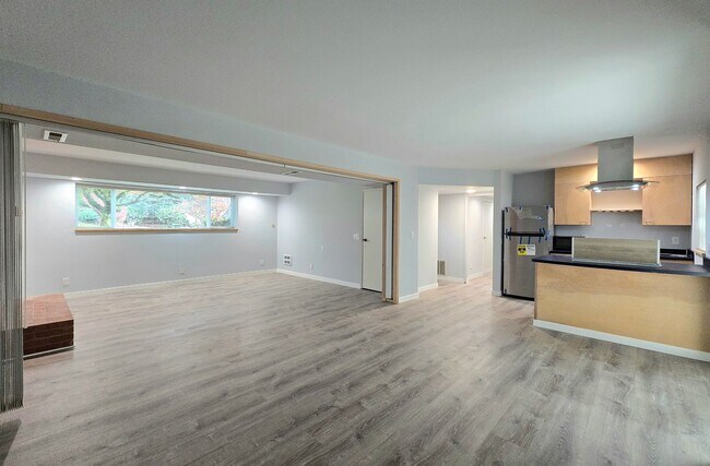 Building Photo - 4 Bedroom 3 Bath in Lake Forest Park