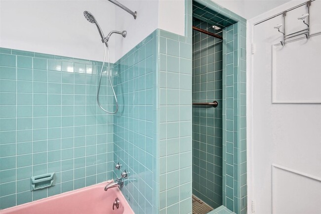 Building Photo - 820 SE 4th Ave