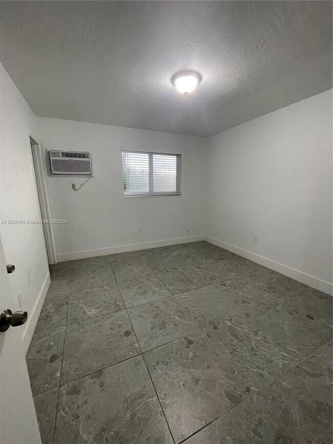 Building Photo - 1100 SW 36th Ct